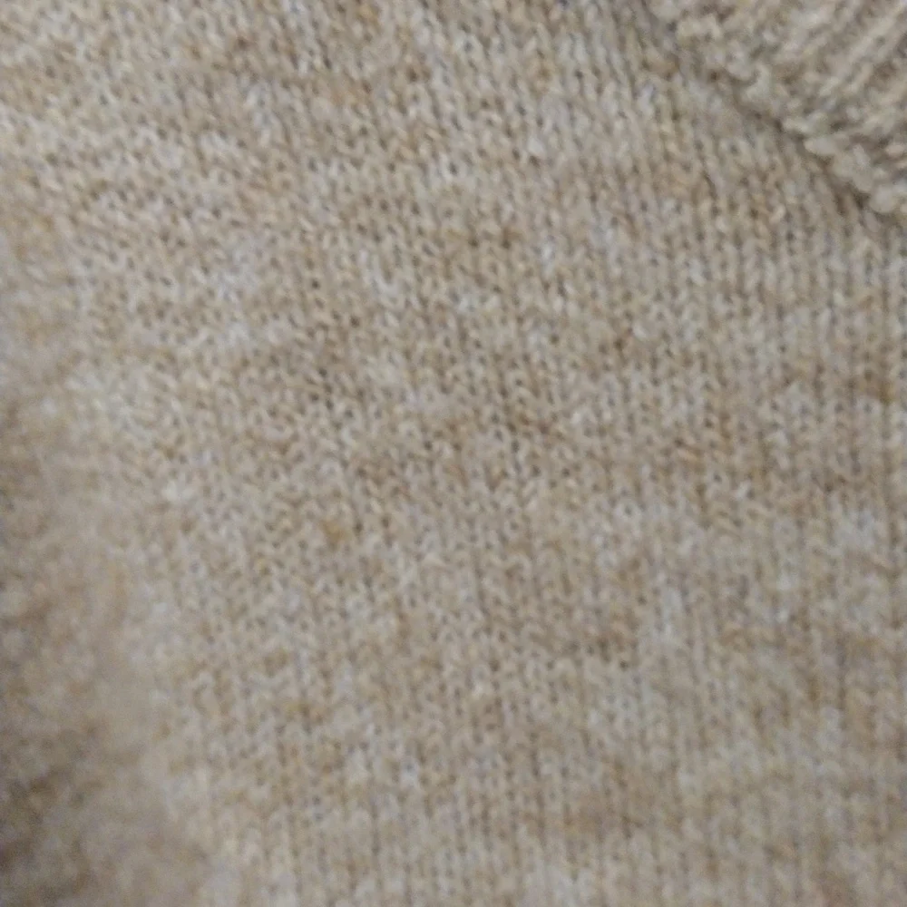 Vince Camuto Oversized Heart Sweater. - Picture 6 of 9